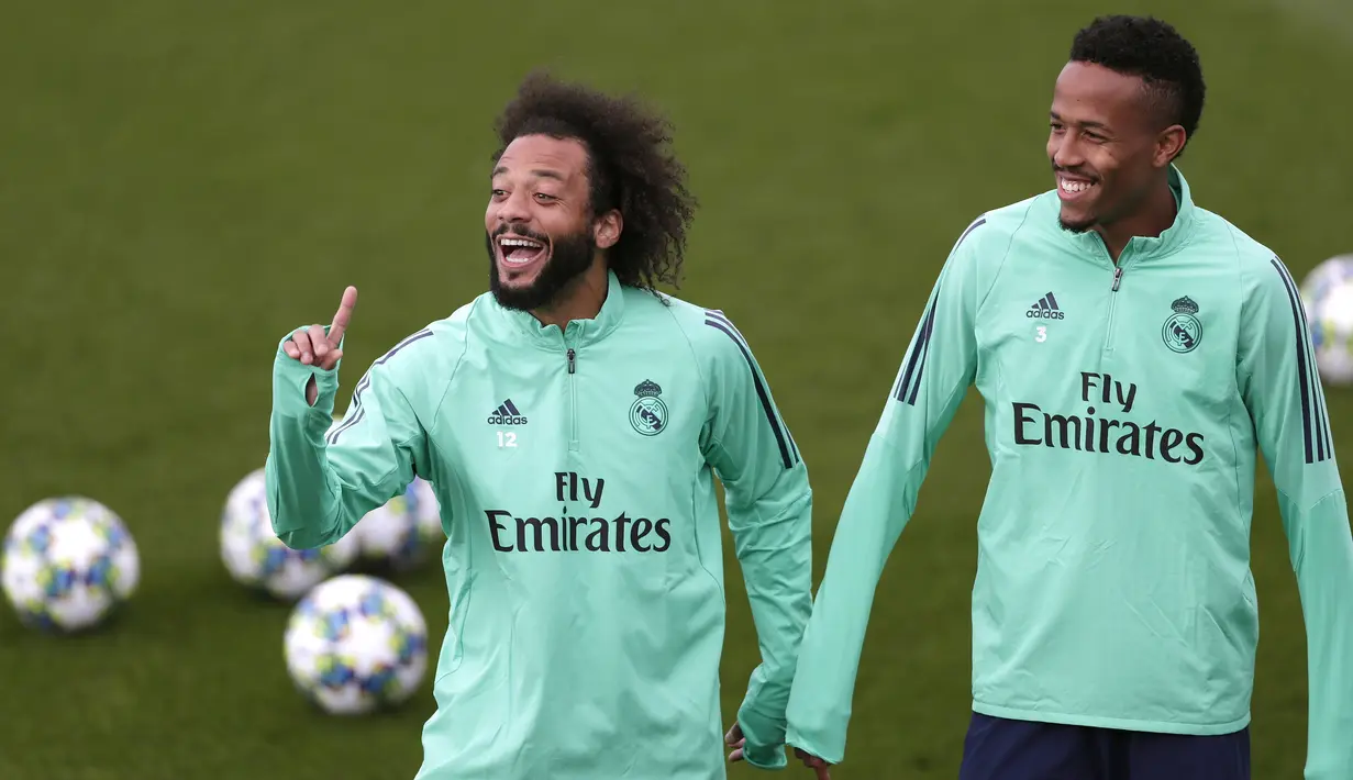 Bek Real Madrid, Marcelo dan Militao tertawa saat mengikuti latihan tim di Valdebebas di Madrid, Spanyol (5/11/2019). Real Madrid akan melawan wakil Turki, Galatasaray pada Grup A Liga Champions di Estadio Santiago Bernabeu. (AP Photo/Manu Fernandez)