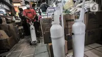 Pedagang membawa tabung oksigen ukuran 1 kubik yang sudah dipesan pembeli di Pasar Pramuka, Jakarta, Kamis (24/6/2021). Kelangkaan tabung oksigen  akibat meningkatnya permintaan seiring lonjakan kasus Covid-19 di Ibu Kota. (merdeka.com/Iqbal S. Nugroho)