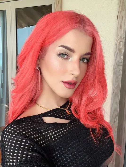 Walau berubah menjadi pink, tidak mengurangi pesona Tasya Farasya. Kulit putihnya terlihat cocok mengenakan warna-warna terang. Foto: Instagram.