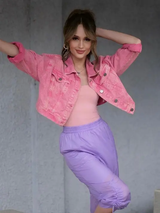 Lilac dan pink selalu jadi perpaduan yang apik untuk penampilan. [@claurakiehl].