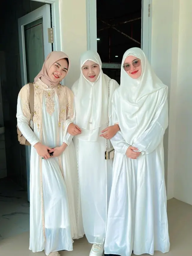 6 Potret Happy Asmara Pakai Busana Muslim Serba Putih, Wajahnya Bikin Pangling