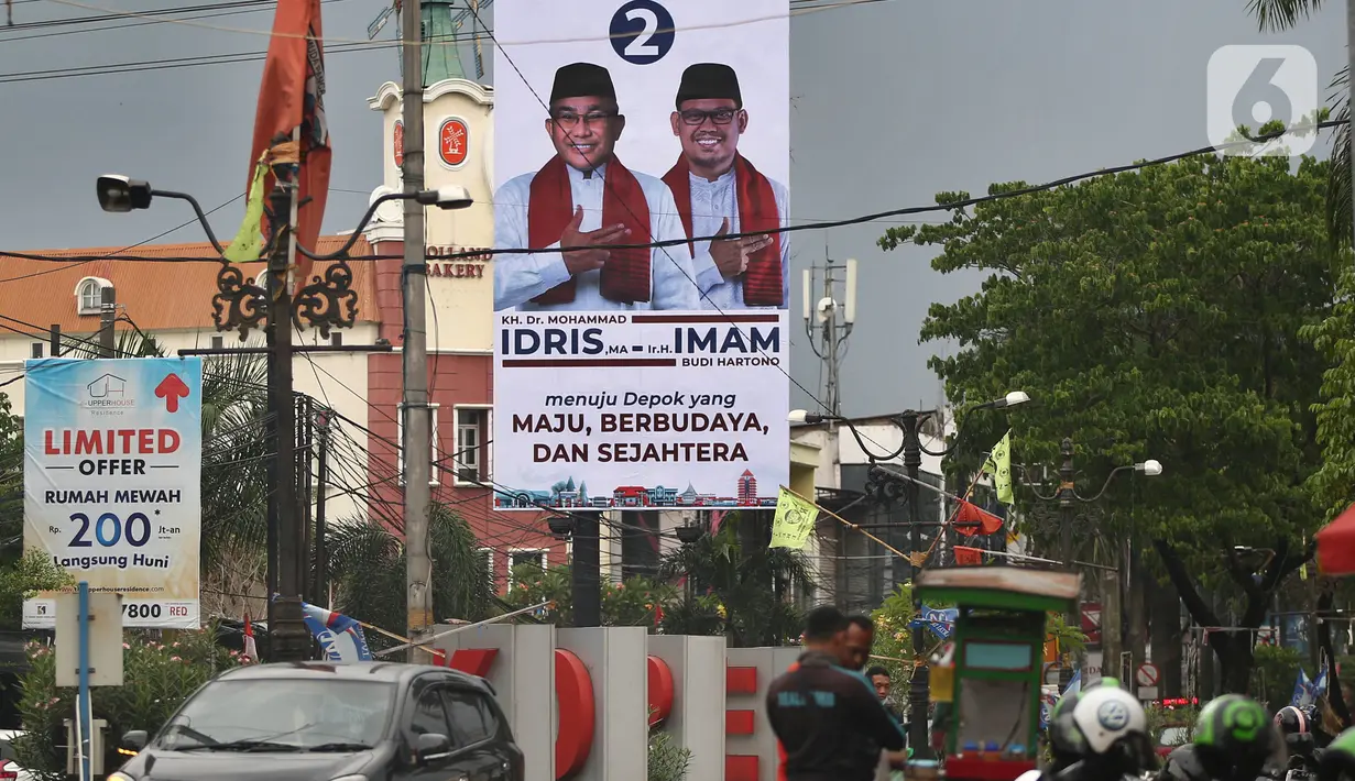 Alat peraga kampanye (APK) terlihat terpasang di kawasan Depok, Jawa Barat dan Ciputat, Tangerang Selatan, Minggu (18/10/2020). KPU Kota Tangsel dan Depok membagikan sejumlah alat peraga kampanye kepada pasangan calon Pilkada 2020 serentak. (Liputan6.com/Johan Tallo)