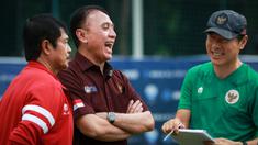 Pelatih kepala Timnas Indonesia U-20, Shin Tae-yong (kanan) berbincang dengan Ketua Umum PSSI, Mochamad Iriawan saat latihan persiapan Kualifikasi Piala Asia U-20 2023 yang berlangsung di Lapangan A Gelora Bung Karno, Jakarta, Selasa (30/08/2022). (Bola.com/Bagaskara Lazuardi)