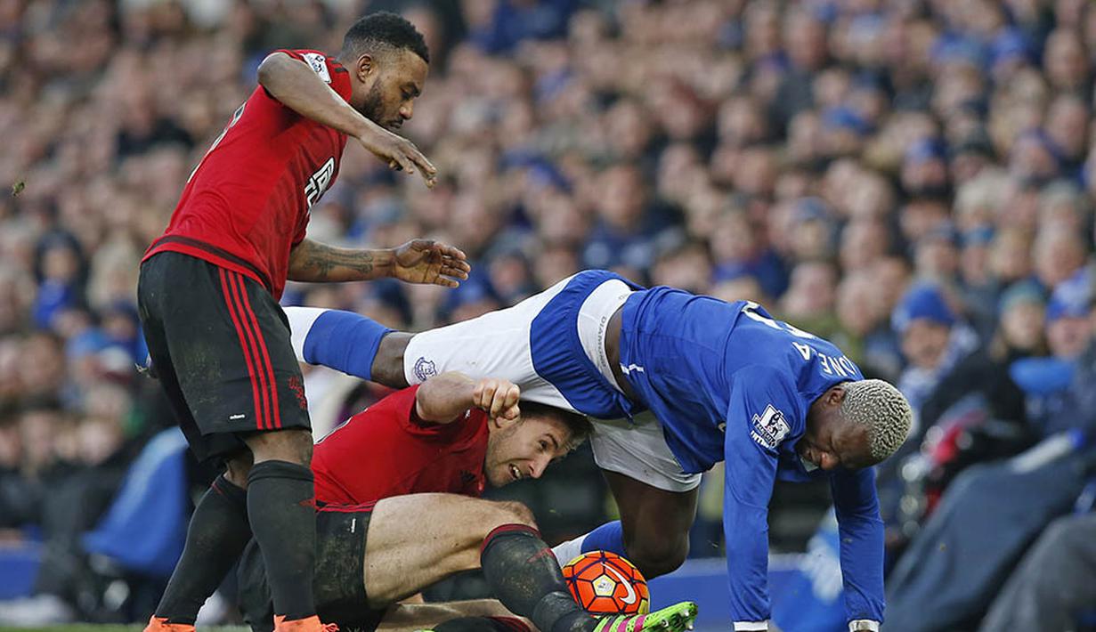 Pemain West Bromwich, Craig Dawson, tertindih pemain Everton, Arouna Kone, pada laga Liga Inggris di Stadion Goodison Park, Inggris, Sabtu (13/2/2016). Everton takluk 0-1 dari West Bromwich. (Reuters/Andrew Yates)