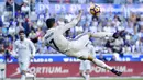 Aksi bintang Real Madrid, Cristiano Ronaldo melakukan tendangan salto saat melawan Deportivo Alaves pada lanjutan La Liga Spanyol di Mendizorroza stadium, Vitoria, (29/10/2016). (AP/Alvaro Barrie)