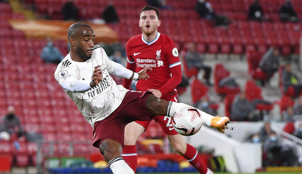 Striker Arsenal, Alexandre Lacazette, mencetak gol ke gawang Liverpool pada laga Liga Inggris di Stadion Anfield, Senin (28/9/2020). Liverpool menang dengan skor 3-1. (Laurence Griffiths/Pool via AP)