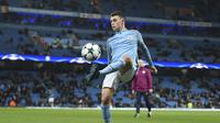 Aksi pemain Manchester City, Phil Foden saat melakukan sesi pemanasan sebelum laga kontra Feyenoord, di Etihad Stadium, Rabu (22/11/2017) dini hari WIB.  (AFP/Oli Scarff)