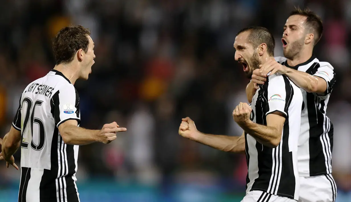Bek Juventus, Giorgio Chiellini, merayakan gol yang dicetaknya ke gawang AC Milan pada laga Piala Super Italia 2016. Juventus unggul 1-0 pada menit ke-18 berkat gol dari Chiellini memanfaatkan umpan Miralem Pjanic. (Reuters/Ibraheem Al Omari)