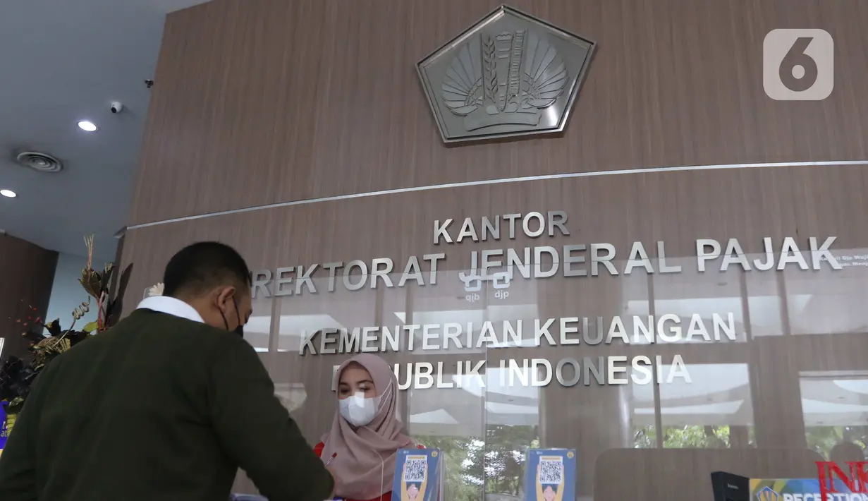 Wajib pajak mencari informasi mengenai Program Pengungkapan Sukarela (PPS) di kantor pelayanan pajak pratama di Jakarta, Senin (7/3/2022). Ditjen Pajak Kementerian Keuangan mencatat bahwa hingga Senin (7/3/2022), terdapat 19.703 wajib pajak yang mendaftar program PPS. (Liputan6.com/Angga Yuniar)