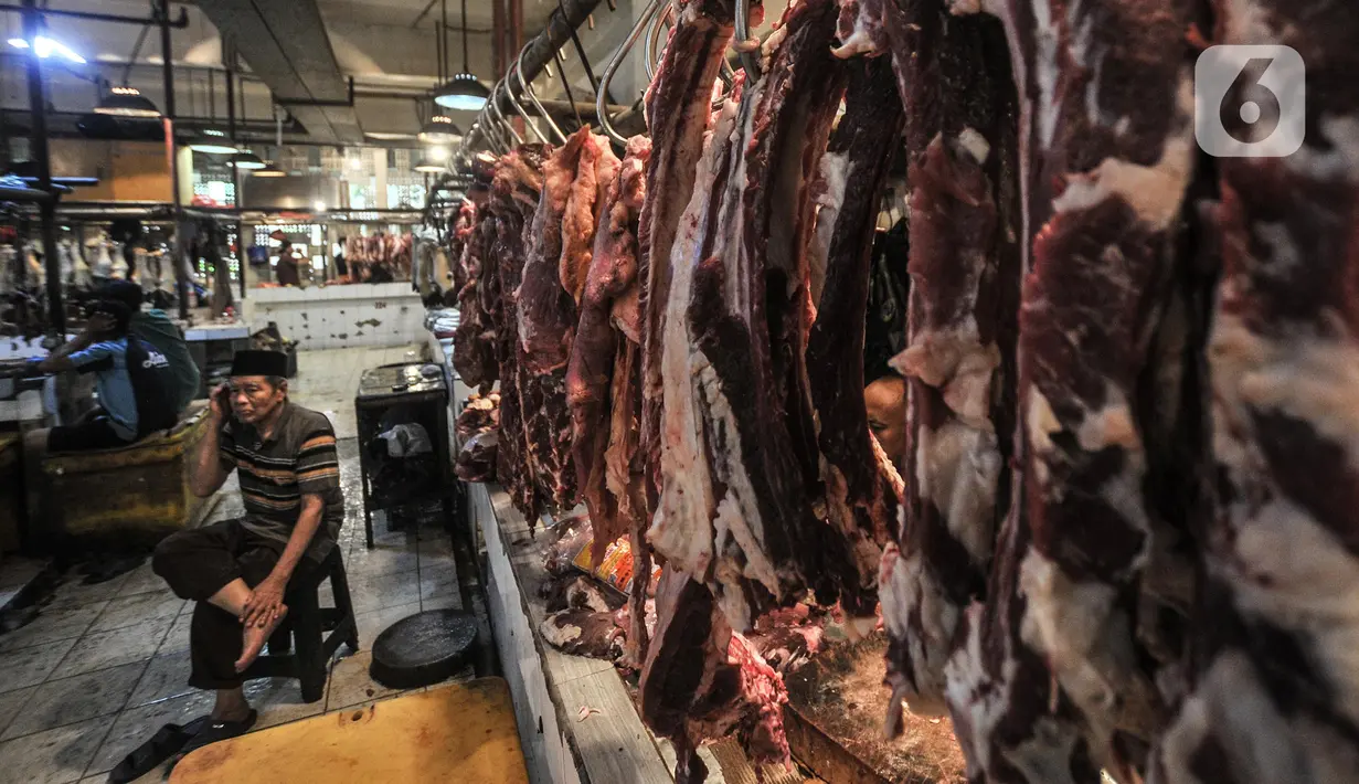 Pedagang daging sapi menunggu pembeli di Pasar Senen, Jakarta Pusat, Selasa (31/5/2022). Maraknya kasus penyakit mulut dan kuku (PMK) pada hewan ternak seperti sapi dan kambing sejak beberapa waktu lalu, serta ditambah masih tingginya harga berimbas pada merosotnya penjualan daging di Pasar Senen hingga 50 persen. (merdeka.com/Iqbal S. Nugroho)