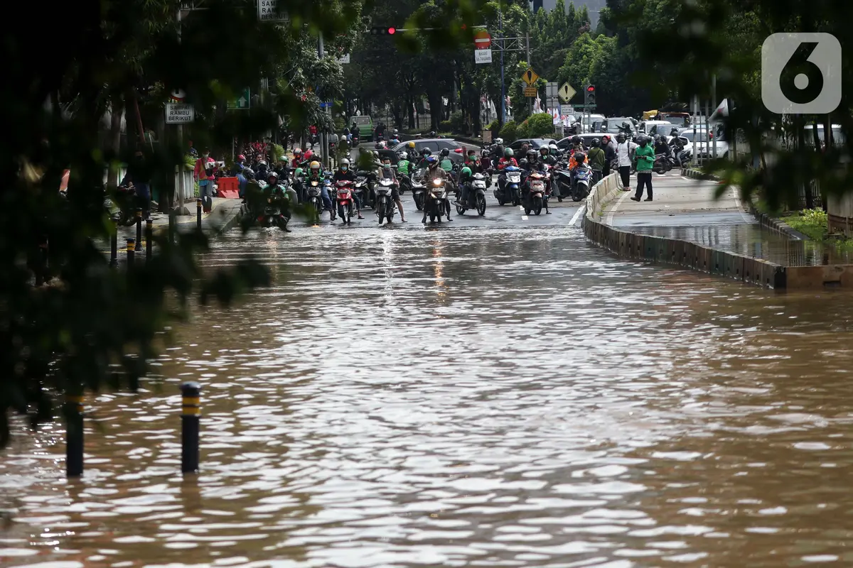 FOTO: Banjir, Arus Lalu Lintas di Jalan Warung Buncit Raya Terputus