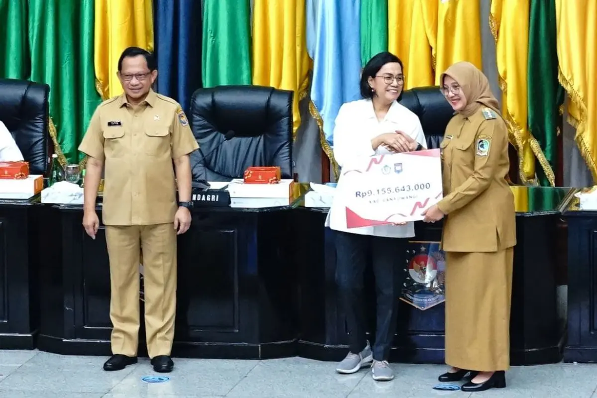 Bupati Banyuwangi Ipuk Fiestiandani (Kiri) secara simbolis menerma Dana Insentif Fiskal Kinerja dari Menteri Keuangan Sri Mulyani (Istimewa)