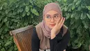 Alifhia Fitri, selebgram hits dengan jumlah followers mencapai 1,7 juta ini selalu tampil memesona di berbagai momen. Seperti saat ia bersantai dengan berpose topang dagu, Gaya santainya Fhia ini tetap terlihat cantik memesona meskipun tampil dengan outfit simpel.(Liputan6.com/IG/@alifhiafitri)