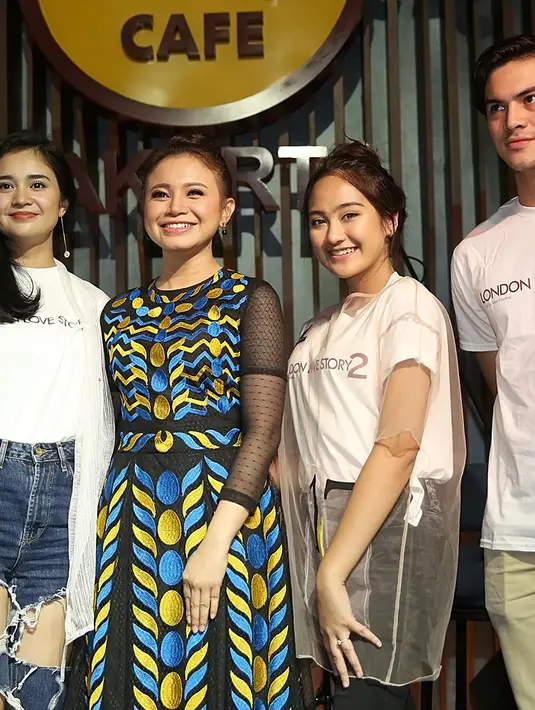 Ibu satu anak itu juga menjelaskan proses pembuatan lagunya. Sebelumnya, ia terlebih dulu membaca script, lantas membayangkan kisah cintanya antara Dimas Anggara, Michelle Ziudith dan Rizky Nazar. (Savana Alaydrus/Bintang.com)