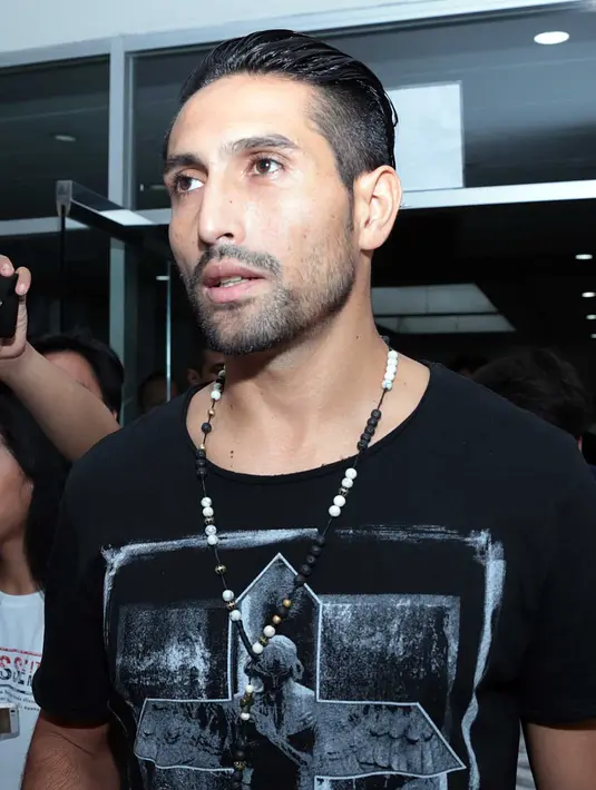 Ia berharap setelah sempat berbincang sebentar dengan istrinya, Jupe bisa senang. Dan tentu lebih bersemangat lagi untuk sembuh dari penyakitnya. (Deki Prayoga/Bintang.com)