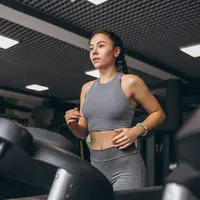 Yuk, simak tips dibawah ini untuk memilih pakaian gym agar tetap merasa keren dan fungsional. [Dok/freepik.com/senivpetro]