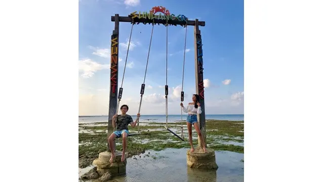 5 Gaya Liburan Farah Quinn di Pantai, Mesra Bareng Anak