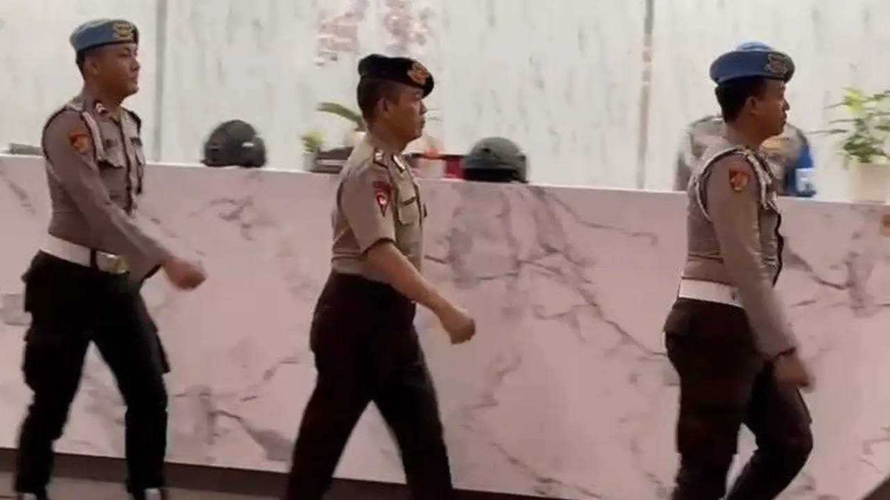Bripka Rohmad, sopir mobil rantis Brimob yang melindas pengemudi ojek online (pengemudi ojol) Affan Kurniawan hingga tewas menjalani sidang kode etik.