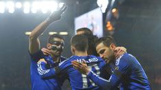  Diego Costa (kiri) merayakan golnya bersama rekannya saat mengalahkan Newcastle United 5-1 pada Lanjutan Liga Inggris pekan ke-26 di Stadion Stamford Bridge, London, MInggu (14/2/2016) dini hari WIB. (AFP/Glyn Kirk)