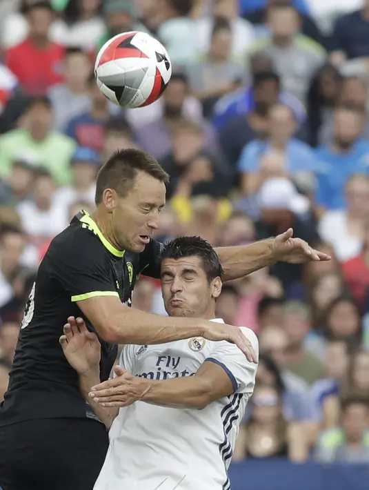 Striker Real Madrid, Alvaro Morata (kanan), berebut bola dengan bek Chelsea, John Terry, dalam laga International Champions Cup 2016 di Stadion Michigan, AS, (30/7/2016). (AP Photo/Carlos Osorio)