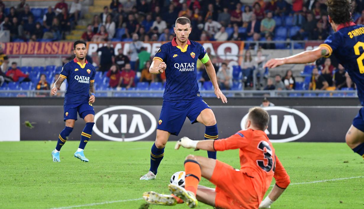 Striker AS Roma, Edin Dzeko, berusaha membobol gawang Istanbul Basaksehir pada laga Europa League di Stadion Olimpico, Roma, Kamis (19/9). Roma menang 4-0 atas Istanbul. (AFP/Alberto Pizzoli)