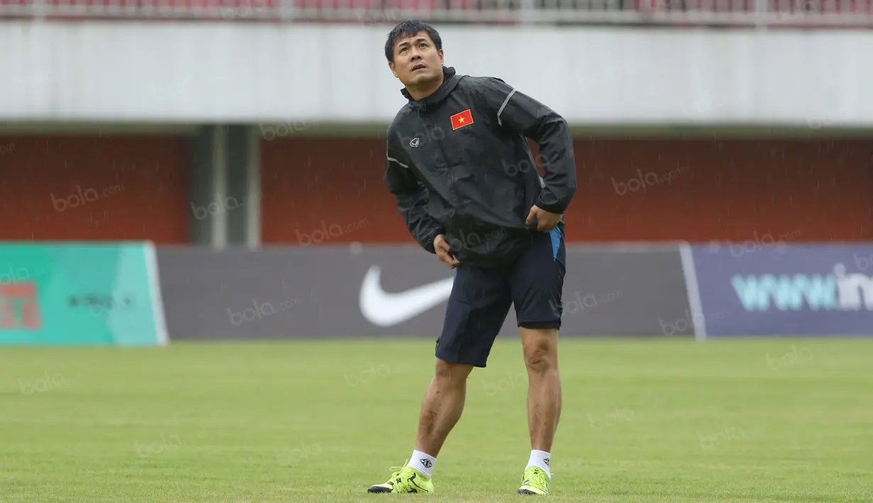 Pelatih Vietnam, Nguyen Huu tengah melakukan pemanasan bersama timnya di  di Stadion Maguwoharjo, Sleman, Yogyakarta, Sabtu (08/10/2016). (Bola.com/Nicklas Hanoatubun)