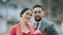 Ayu Maulida juga tampil begitu menawan dalam balutan kebaya berwarna merah. Sedangkan sang suami tampil dengan jas serta dasi dan handkerchief berwarna merah senada dengan kebaya Ayu. (Liputan6.com/IG/@ayumaulida97)