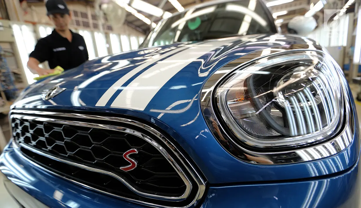 Teknisi mengelap mobil MINI Countryman di pabrik perakitan Gaya Motor, Sunter, Jakarta, Kamis (6/9). New Mini Countryman yang dirakit di Indonesia hadir dalam dua varian. (Liputan6.com/Fery Pradolo)