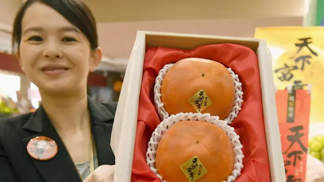Buah kesemek dengan harga selangit