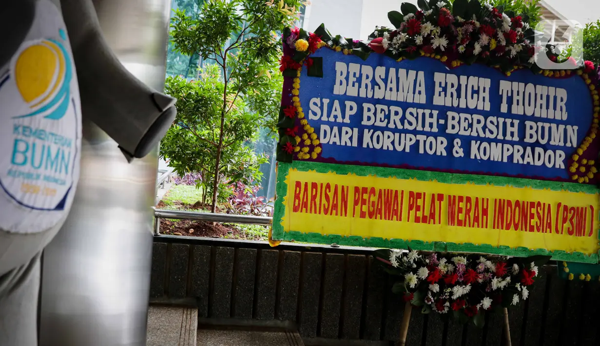 Karangan bunga terpampang di Kementerian BUMN, Kamis (16/1/2020). Kantor Menteri BUMN Erick Thohir kembali mendapat kiriman bunga berupa dukungan untuk menyelesaikan masalah PT Asuransi Jiwasraya (Persero). (Liputan6.com/Faizal Fanani)