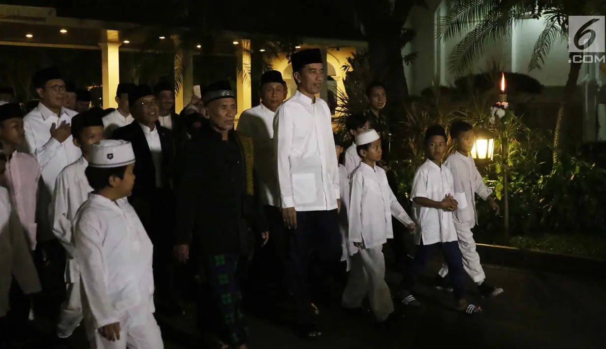 Presiden Joko Widodo (Jokowi) bersama anak-anak yatim se-Jabodetabek berjalan beriringan menuju masjid yang berada di halaman Istana, Jakarta, Senin (12/6). (Liputan6.com/Angga Yuniar)