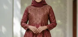Gamis batik brokat berwarna maroon untuk ibu berusia 50 tahun (Foto: Gemini AI)