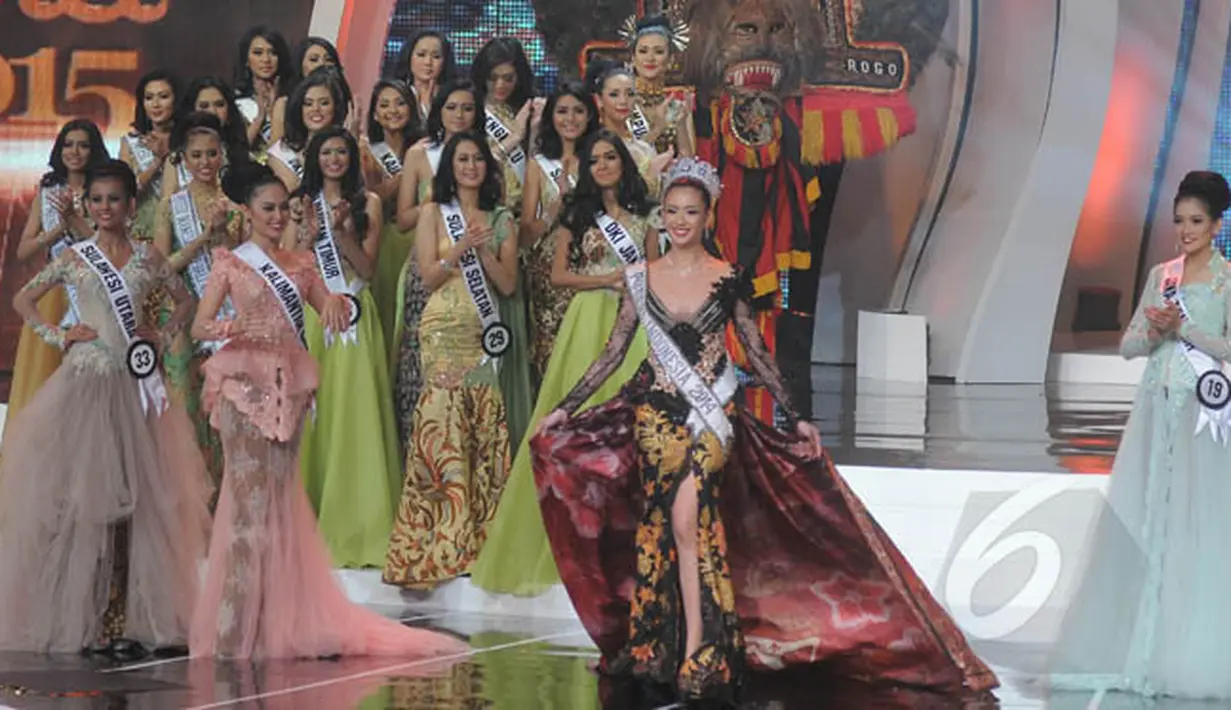Puteri Indonesia 2014 Elvira Devinamira saat menghadiri malam Grand Finalis Puteri Indonesia 2015 di JCC, Jakarta, Jumat (20/2). Elvira digantikan oleh finalis dari Jawa Tengah Anindya Kusuma Putri. (Liputan6.com/Herman Zakharia)