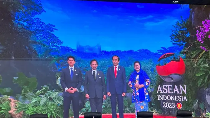 <p>Presiden Jokowi dan Ibu Iriana menyambut Presiden Brunei Darusallam Hassanal Bolkiah dan putranya Pangeran Abdul Mateen sebelum KTT ke-43 ASEAN dimulai di Plenary Hall, JCC, Jakarta, Selasa (5/9/2023). (Liputan6/Benedikta Miranti)</p>