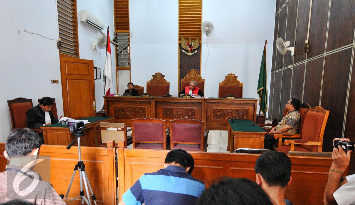 Suasana saat sidang praperadilan mantan Gubernur Papua Barnabas Suebu di PN Jakarta Selatan, Selasa (7/7/2015). Barnabas ditetapkan tersangka oleh KPK atas kasus DED PLTA Sentani tahun 2008. (Liputan6.com/Yoppy Renato)