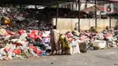 Warga beraktivitas di dekat Tempat Pembuangan Sampah Sementara (TPSS), Pancoran Mas, Depok, Jawa Barat, Kamis (13/7/2023). (Liputan6.com/Herman Zakharia)