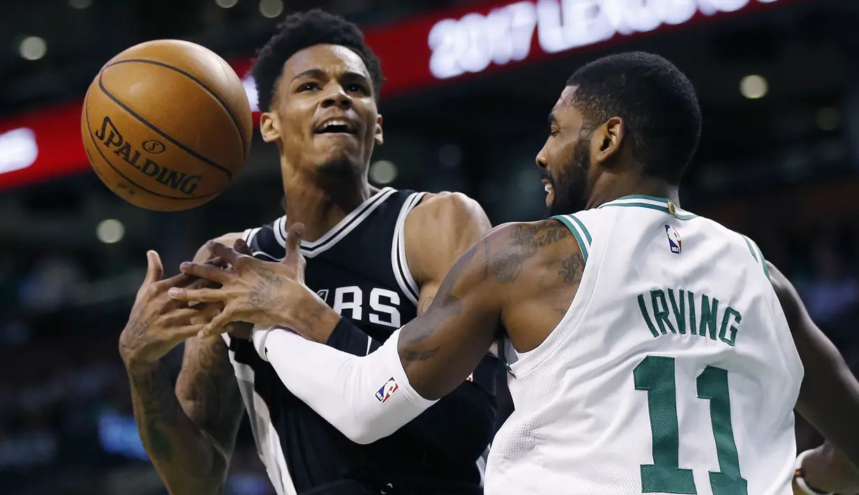 Pebasket Boston Celtics, Kyrie Irving, merebut bola dari pebasket San Antonio Spurs, Dejounte Murray, pada laga NBA di TD Garden, Boston, Senin (30/10/2017). Celtics menang 108-94 atas Spurs. (AP/Michael Dwyer)