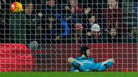 Video highlights berisi cuplikan pertandingan Premier League antara Southampton vs Arsenal dengan skor 0-4 pada hari Sabtu (26/12/2015)
