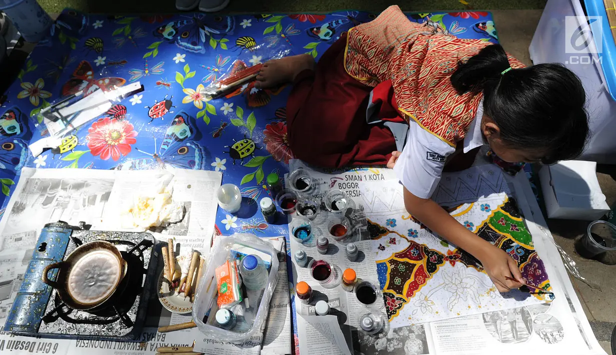 Seorang pelajar mengikuti lomba membatik tingkat SD di Lapangan Ekspresi, Sempur, Bogor, Kamis (2/5/2019). Kegiatan yang diikuti 18 peserta hasil seleksi dari tingkat kecamatan se-Kodya Bogor ini dalam rangka memperingati Hari Pendidikan Nasional yang jatuh pada 2 Mei. (merdeka.com/Arie Basuki)