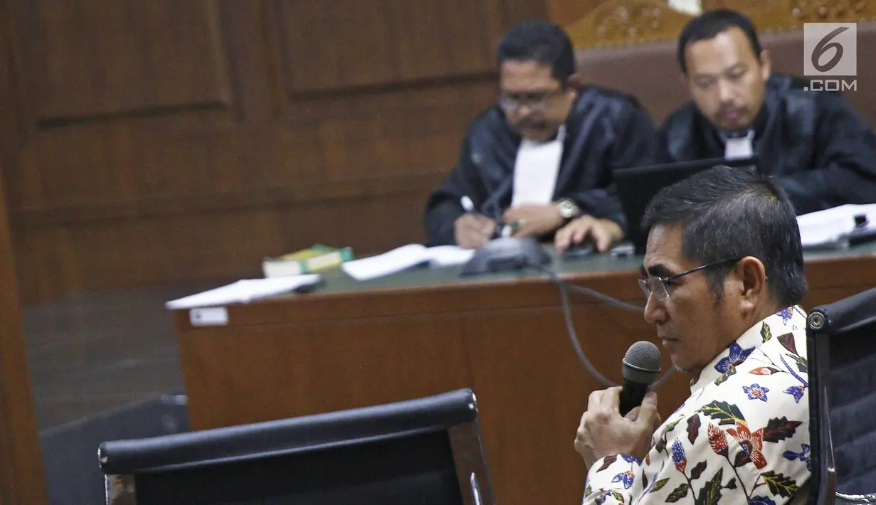 Mantan Hakim MK Hamdan Zoelva memberi keterangan pada sidang peninjauan kembali (PK) di Pengadilan Tipikor, Jakarta, Rabu (31/10). Sidang beragendakan mendengarkan keterangan saksi ahli yang dihadirkan pemohon. (Liputan6.com/Herman Zakharia)
