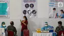 Karyawan swasta di vaksinasi gotong royong di Senayan Park, Jakarta, Rabu (19/5/2021). Kadin telah menghimpun lebih dari 22.000 badan usaha yang mendaftar karyawan atau dengan keluarga karyawa terhitung sejak akhir Januari hingga saat ini. (Liputan6.com/Fery Pradolo)