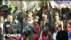 Warga Kendal, Jawa Tengah, mengarak empat gunungan berisi hasil bumi ke pemakaman desa setempat untuk menyambut bulan puasa.