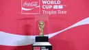 Trofi original Piala Dunia terpajang saat gelaran FIFA World Cup Trophy Tour by Coca-Cola di Jakarta International Convention Center (JICC), Senayan, Jakarta, Kamis (22/1/2026). Mulai hari ini, Kamis 22 Januari 2026, penggemar sepak bola Indonesia berkesempatan melihat langsung trofi asli Piala Dunia. (Bola.com/Abdul Aziz)
