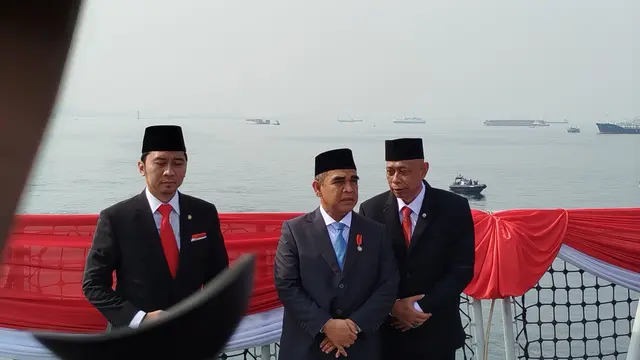 Wamensos Agus Jabo Priyono bersama Wakil Ketua MPR RI Edhie Baskoro Yudhoyono dan Ketua MPR RI Ahmad Muzani hadiri Upacara Hari Pahlawan di atas kapal KRI Semarang (594), Minggu (10/11/2024).