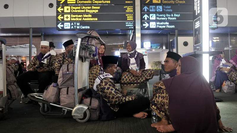 Calon Jemaah Telantar di Bandara Soetta