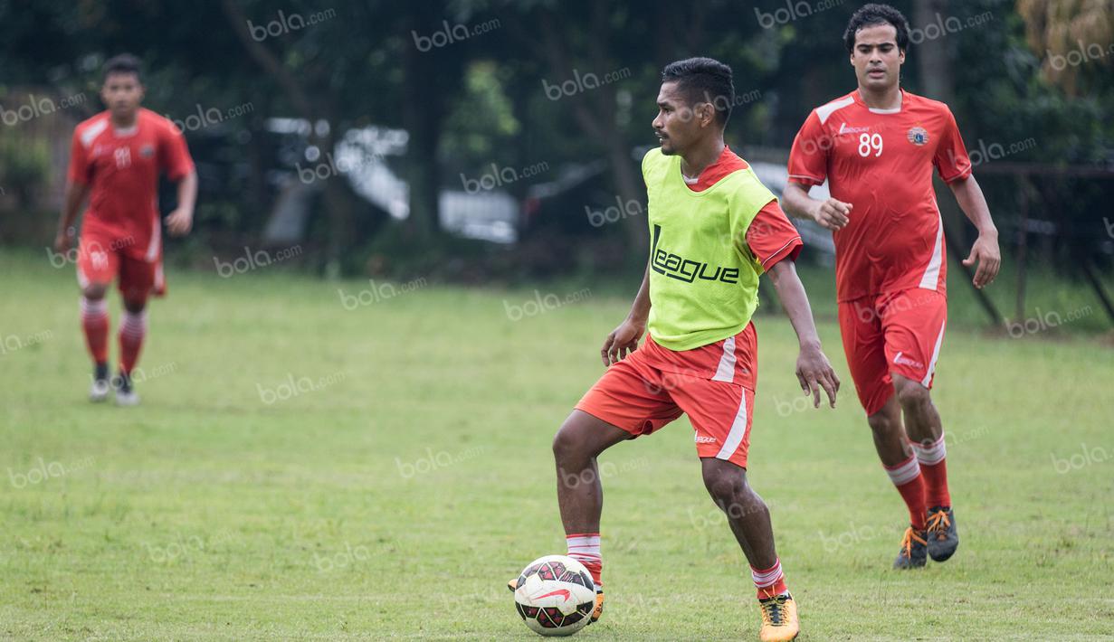 Gelandang Persija Jakarta, Ramdani Lestaluhu, menggiring bola saat latihan di Lapangan Villa 2000, Tangerang Selatan, Rabu (30/3/2016). (Bola.com/Vitalis Yogi Trisna)