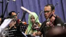 Pemain musik dari Erwin Gutawa & Orchestra melakukan latihan bersama di studio Erwin Gutawa, Jakarta.  Jumat (21/08/2015). Sejumlah artis papan atas Indonesia akan memeriahkan HUT SCTV nanti. (Liputan6.com/Panji Diksana)