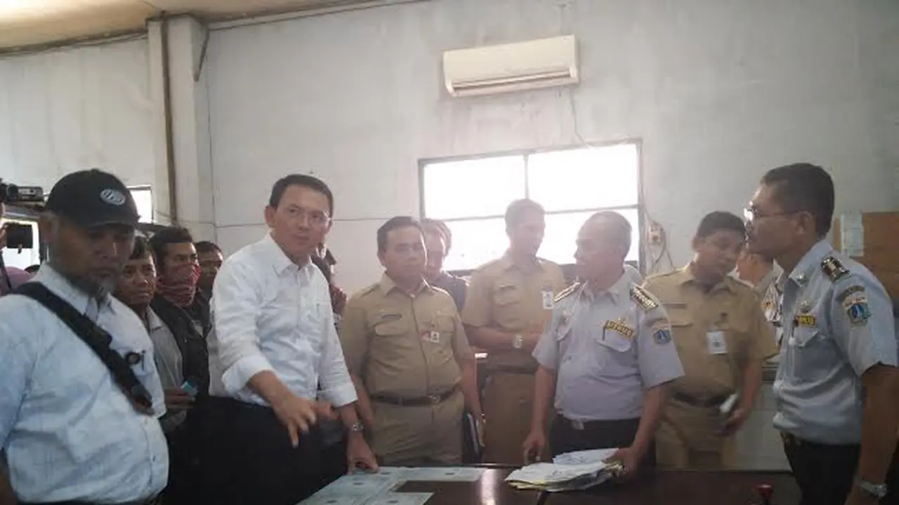 Ahok Ancam Pecat Anggota Dishub di Balai Uji KIR Jakarta Barat