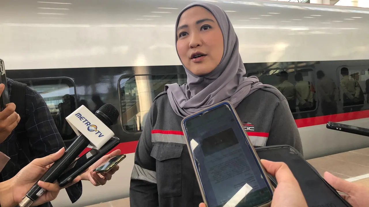 Corporate Secretary Kereta Cepat Indonesia China, Eva Chairunisa  di Stasiun Tegalluar KCIC, Senin (9/10/2023). (Tira/Liputan6.com)