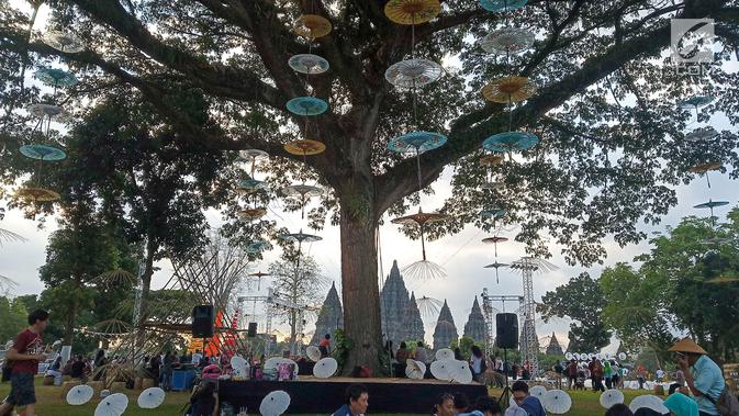 Ratusan payung terpasang selama Festival Payung Indonesia 2019 di Taman Garuda Mandala, Komplek Candi Prambanan, Kabupaten Klaten, Sabtu ( 7/9/2019). Acara ini diadakan secara tahunan dengan peserta dari beberapa provinsi di Indonesia serta dari Spanyol dan Thailand. (Liputan6.com/Gholib)